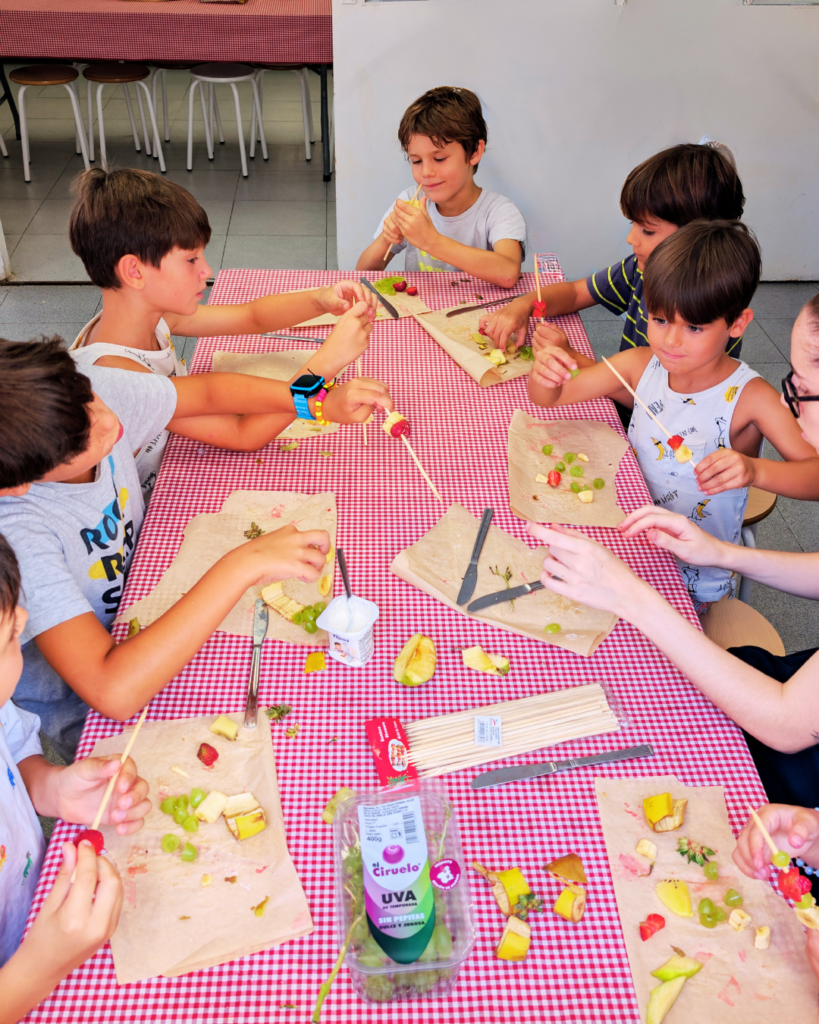 Dégustation des rouleâux de printemps