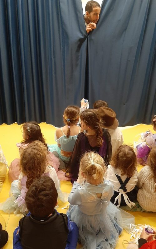 une histoire, un travail platique et une chanson pour apprendre en fraçais